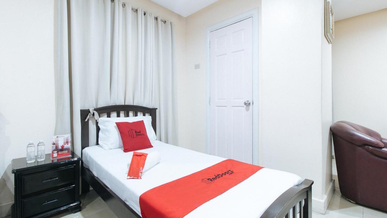 Reddoorz Plus @ Better Living Paranaque Paranaque City Экстерьер фото